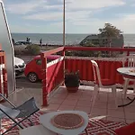 Spacious Family Nest Facing The Sea