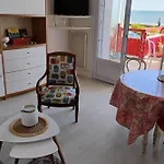 Spacious Family Nest Facing The Sea