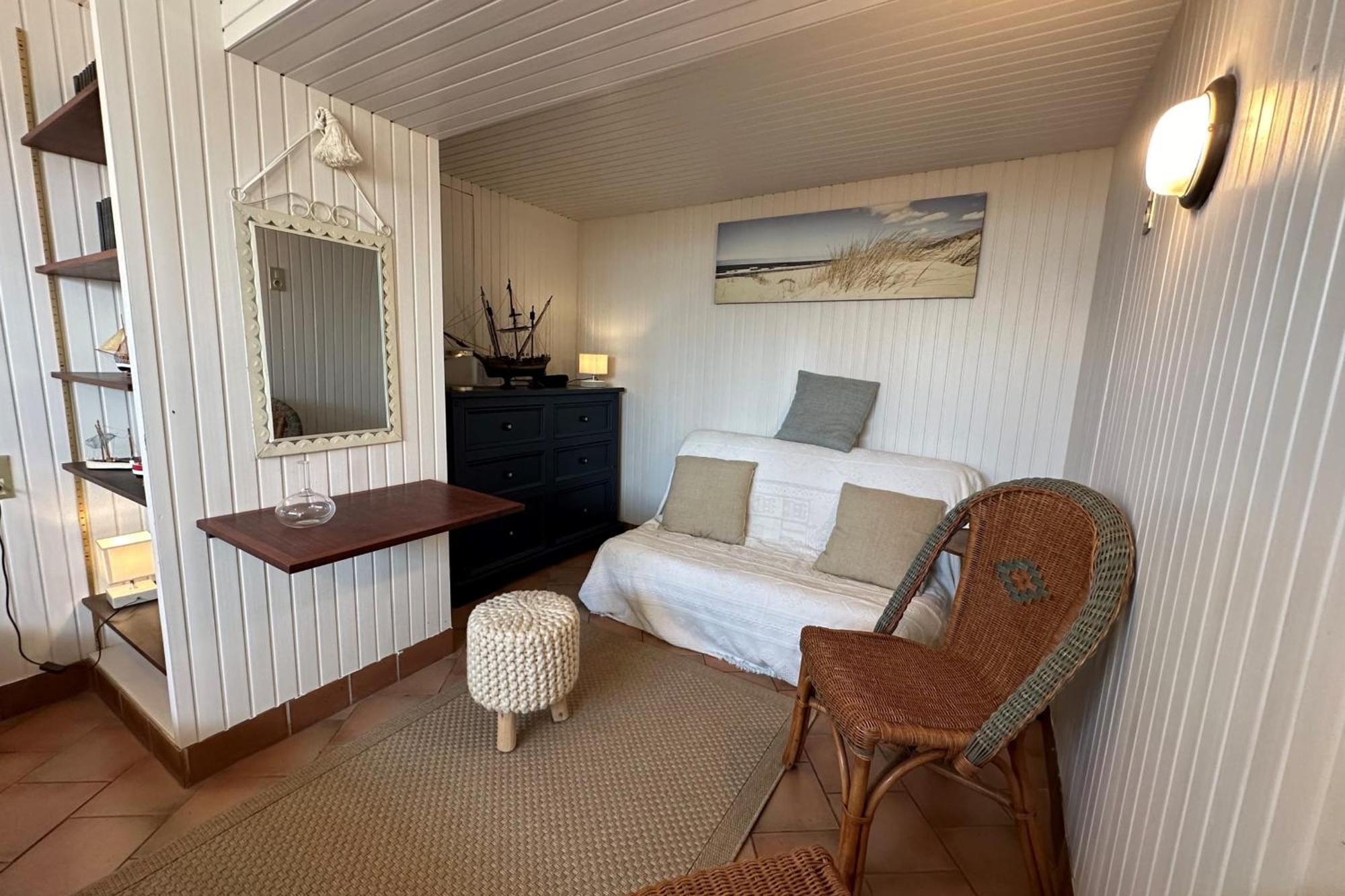 Spacious Family Nest Facing The Sea