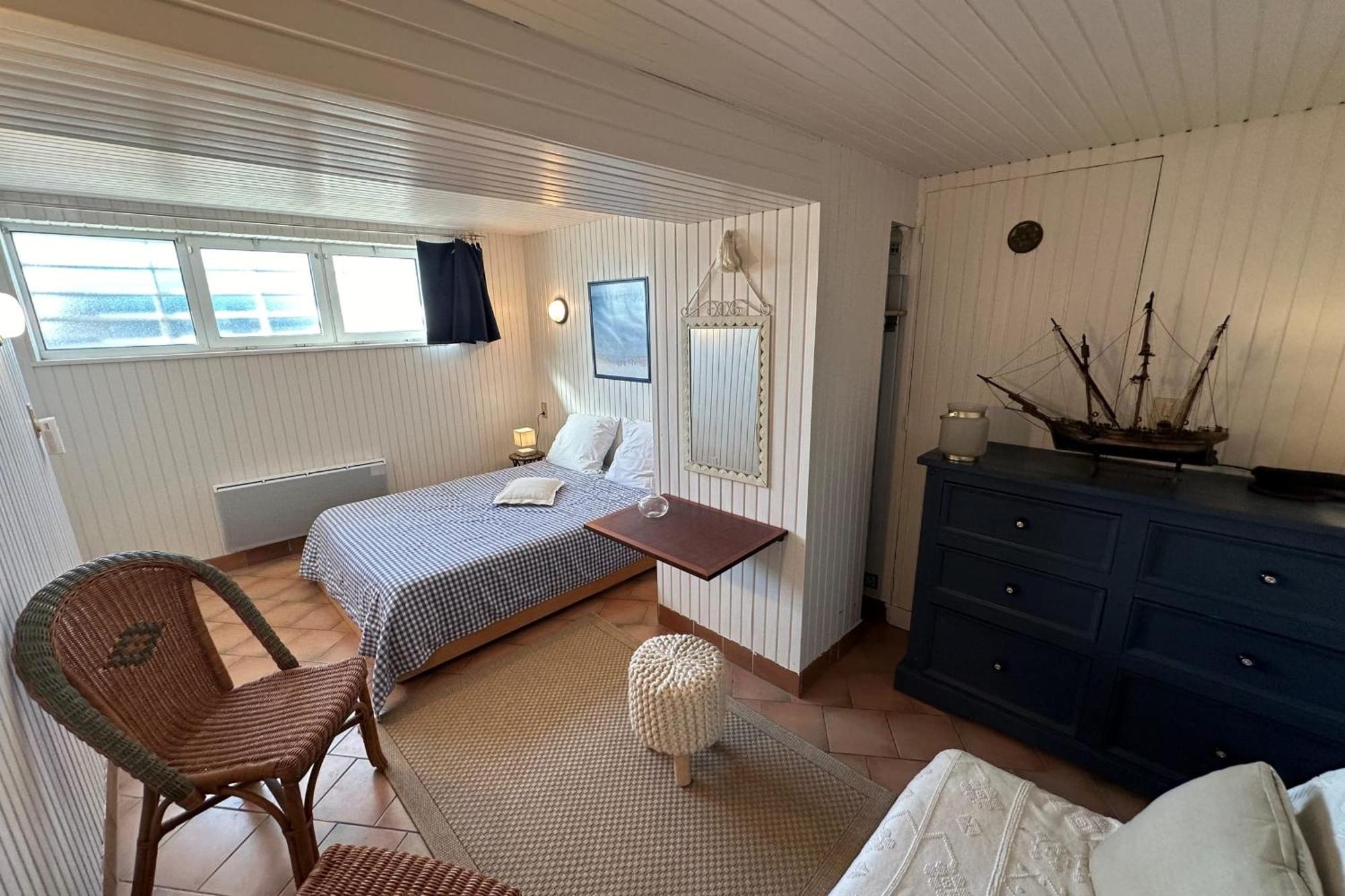 Spacious Family Nest Facing The Sea