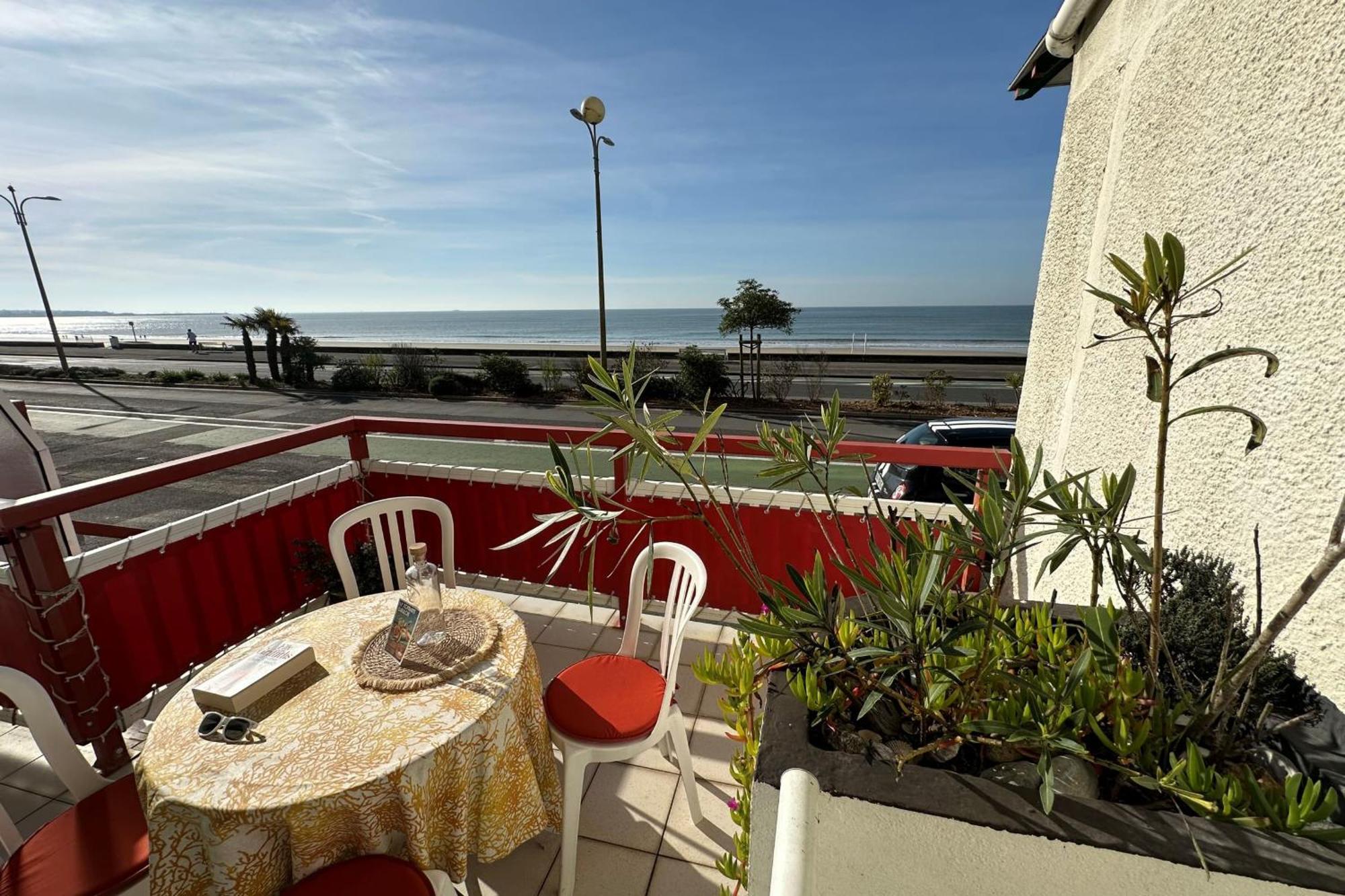Spacious Family Nest Facing The Sea